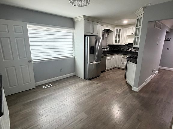 3rd image of 23133 Park St