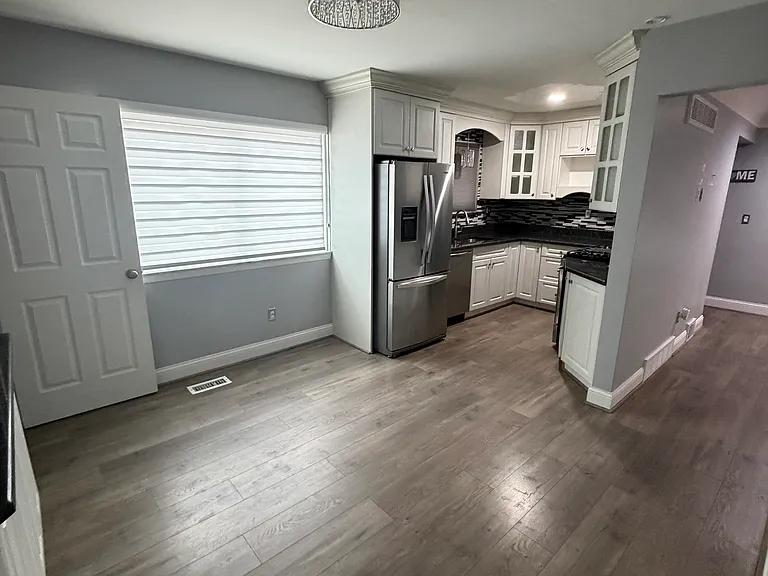 23133 Park St — Photo 3