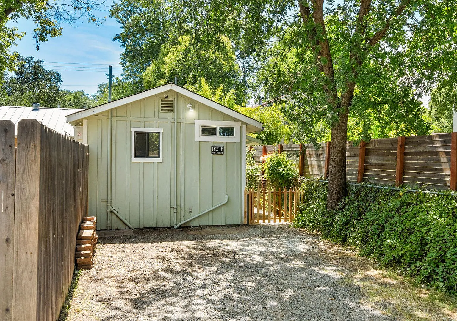 Charming ADU Studio with Private Yard & Utilities Included. Available Now! — Photo 1