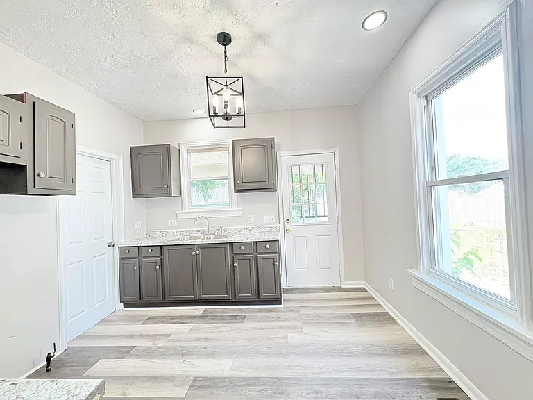 2552 Foraker Ave — Photo 12