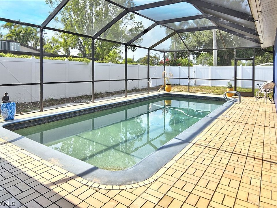 1st image of 390 Rosemont Dr