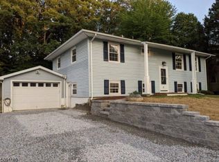 21 Mirror Pl, Oak Ridge, NJ 07438