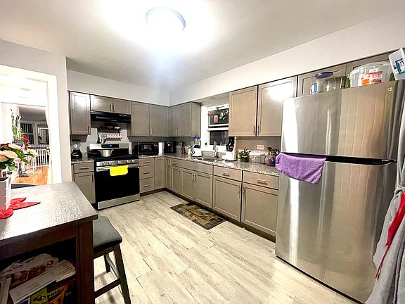 4th image of 4504 N Avers Ave Floor 2