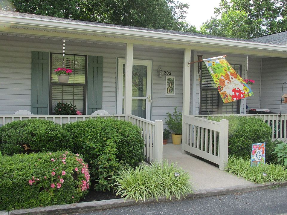 1st image of 202 Goose Hollow Dr