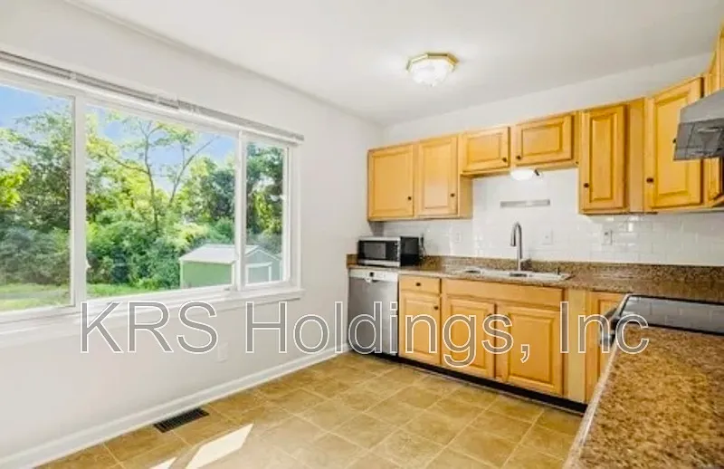 3 bed, 1.0 bath, 1000 sqft, $2,395 — Photo 4