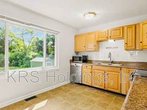 4th image of 804 Raymond Rd