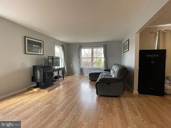 3rd image of 185 Burgundy Ln