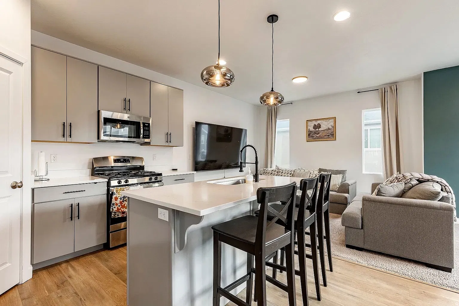 3 bed, 2236 sqft, $2,250 — Photo 3