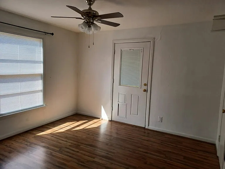 1007 Davis St N — Photo 2