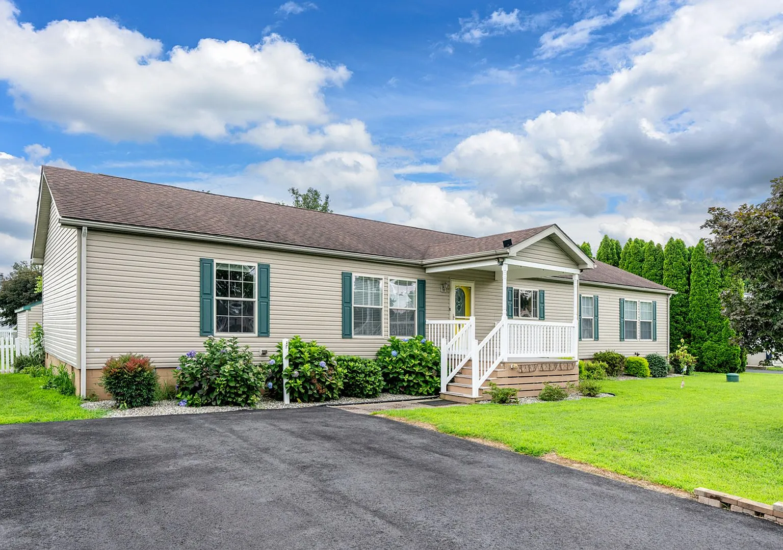 Milton Gem for Rent! Spacious 3BR Home, pet allowed. Fireplace, Sunroom & Private Yard - $2,495.0... — Photo 1