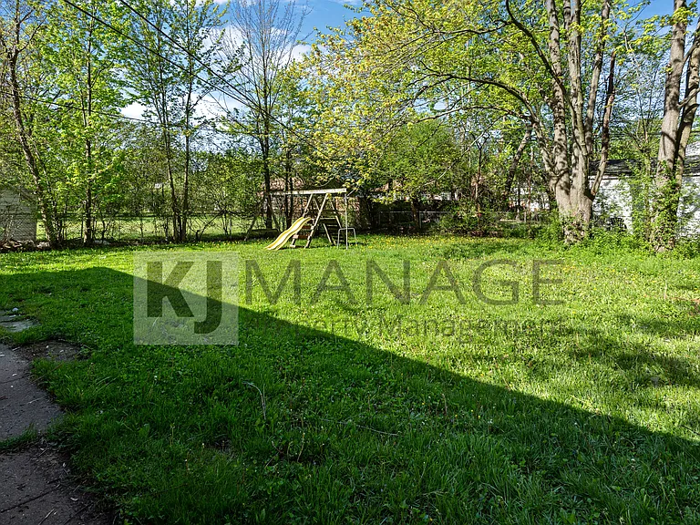 28203 Sutherland St — Photo 24
