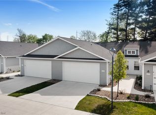 258 Oak Tree Ln, Elyria, OH 44035