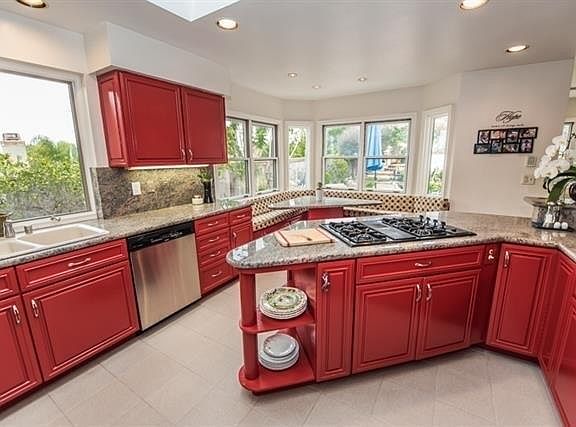 Designer kitchen, skylights, vaulted ceilings, new oven, mic