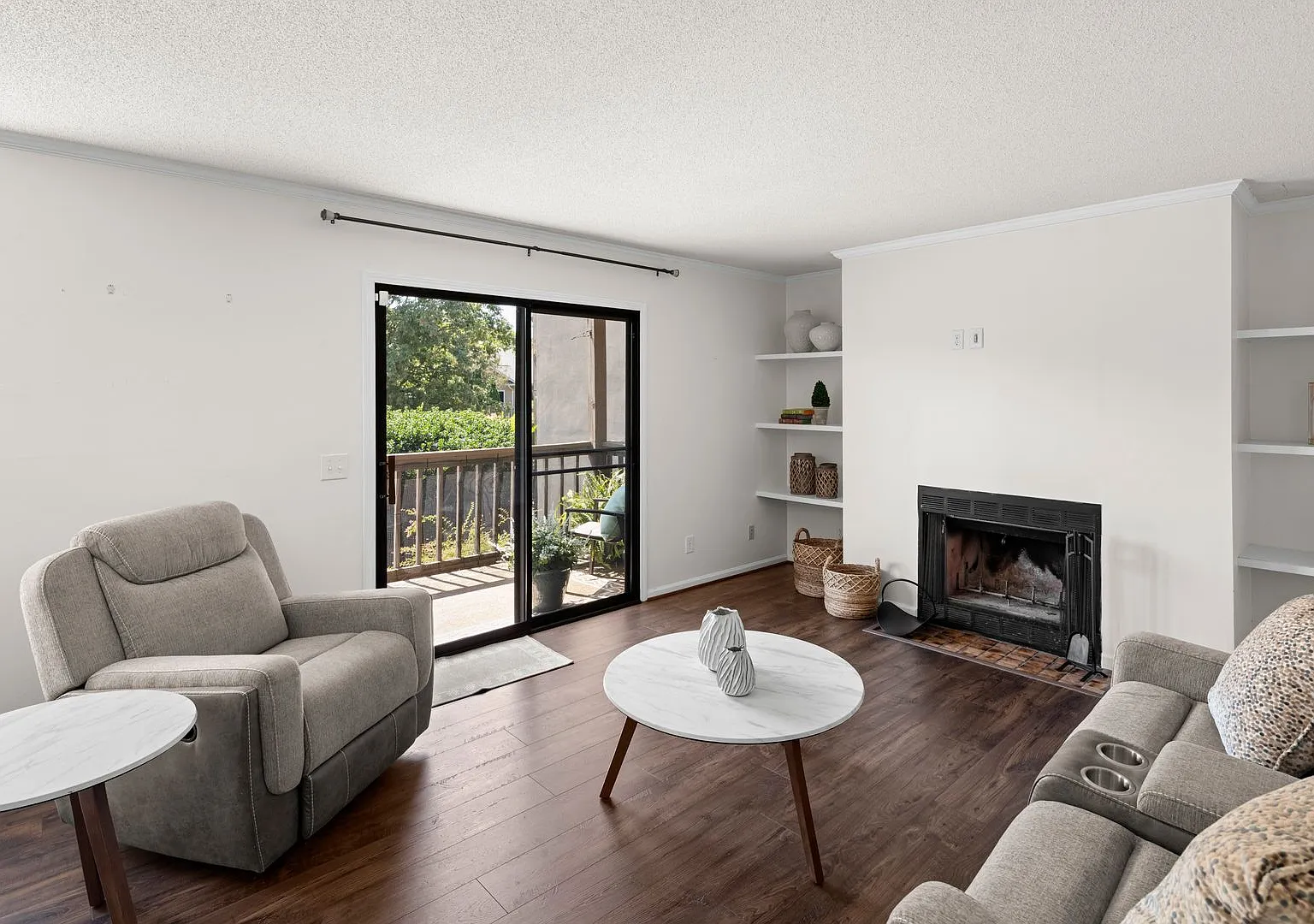 Attractive Courtside Condo - Club Membership Included! — Photo 3