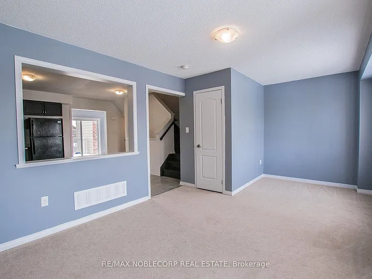 1287 Coleman Cres — Photo 8