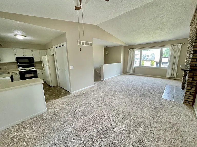105 Colony Dr — Photo 9