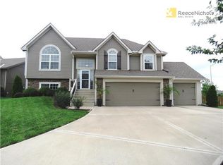 11032 N Tullis Ct, Kansas City, MO 64157