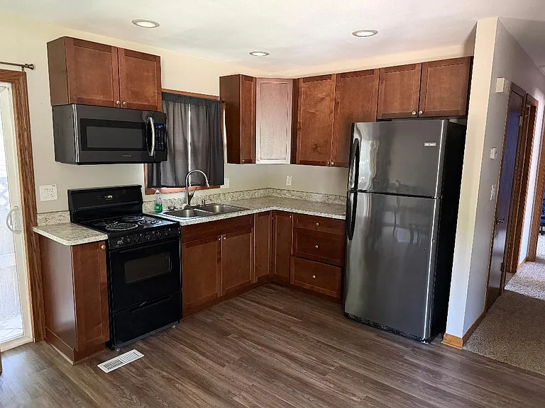 860 Harding Ave — Photo 2