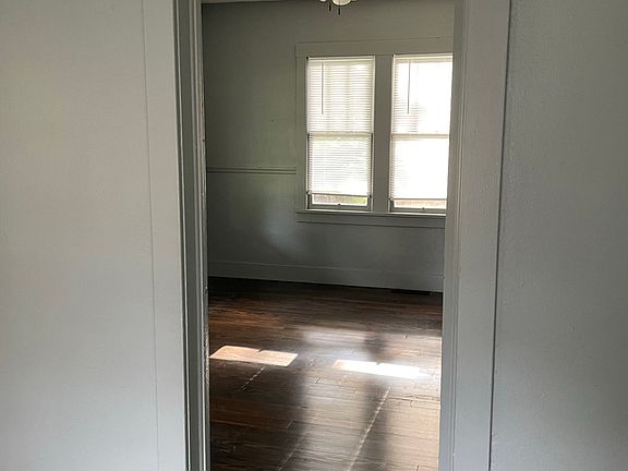 4th image of 606 W Hill St
