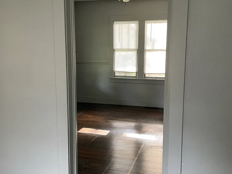606 W Hill St — Photo 4