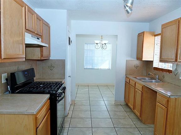 3rd image of 809 Argentina St