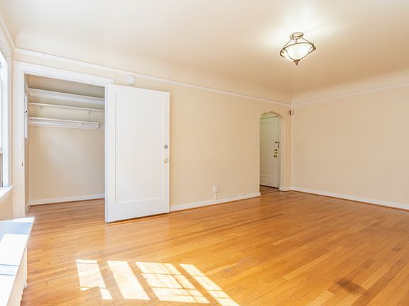 4th image of 409 10th Ave #303
