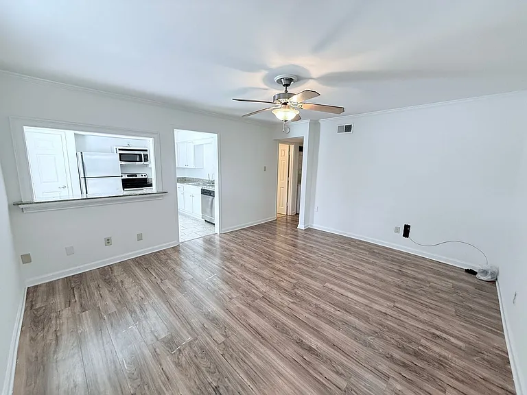 1100 Park Ln #201 — Photo 2