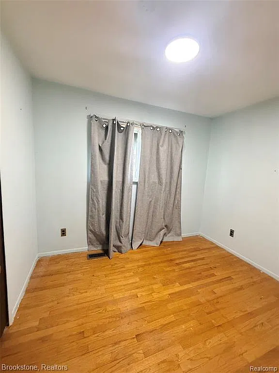 3 bed, 1.0 bath, 2106 sqft, $1,600 — Photo 3