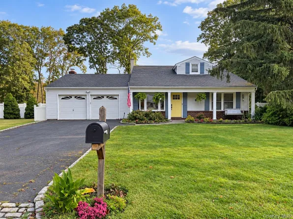 9 Sugarbush Lane, Coram, NY 11727