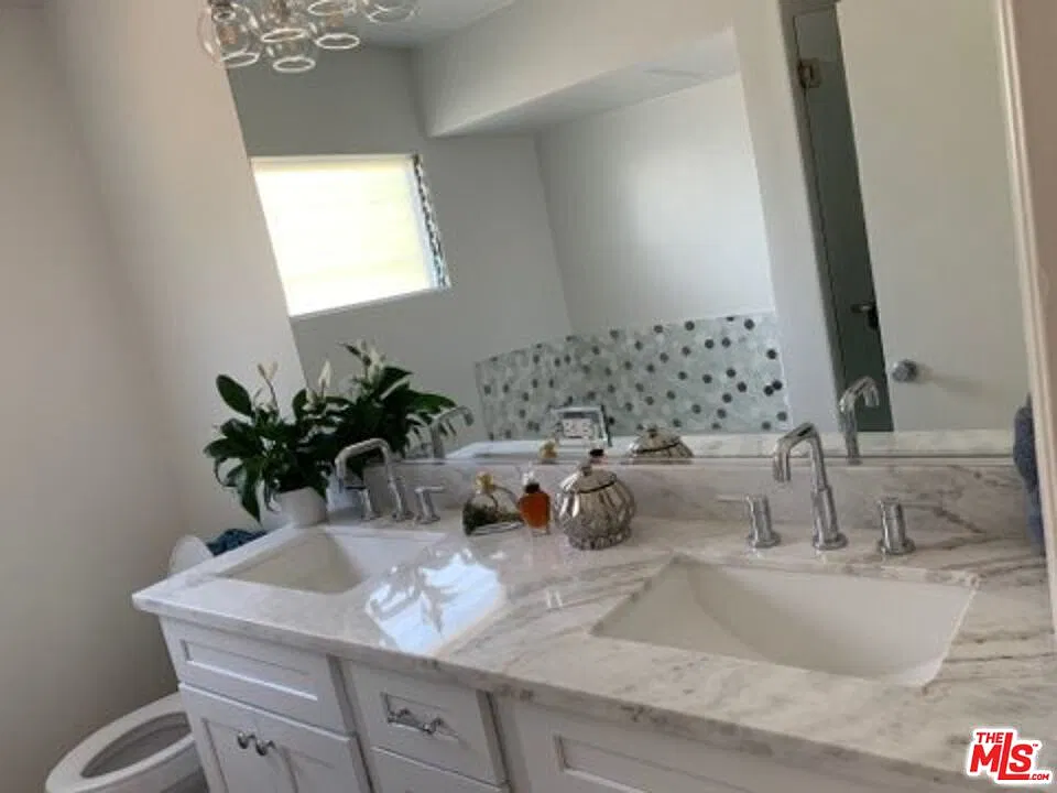 3 bed, 3.0 bath, 7952 sqft, $4,700 — Photo 3