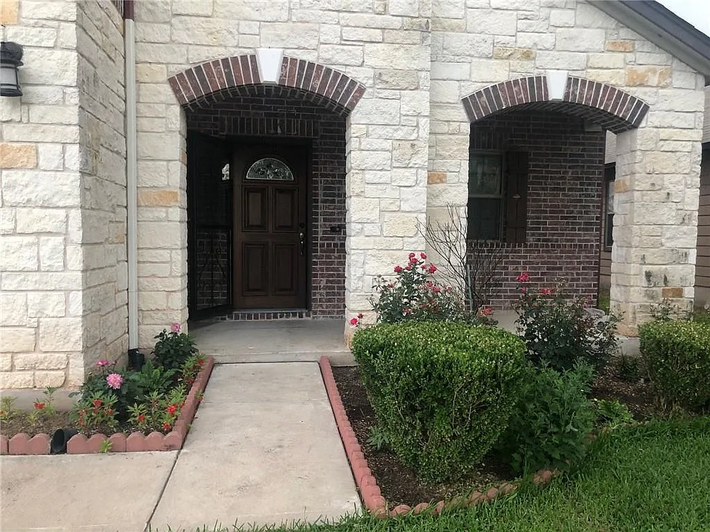 4 bed, 2.5 bath, 2210 sqft, $2,300 — Photo 3