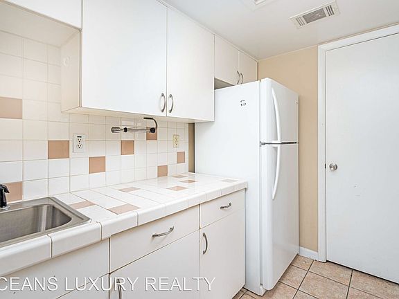 5th image of 517-1 University Blvd