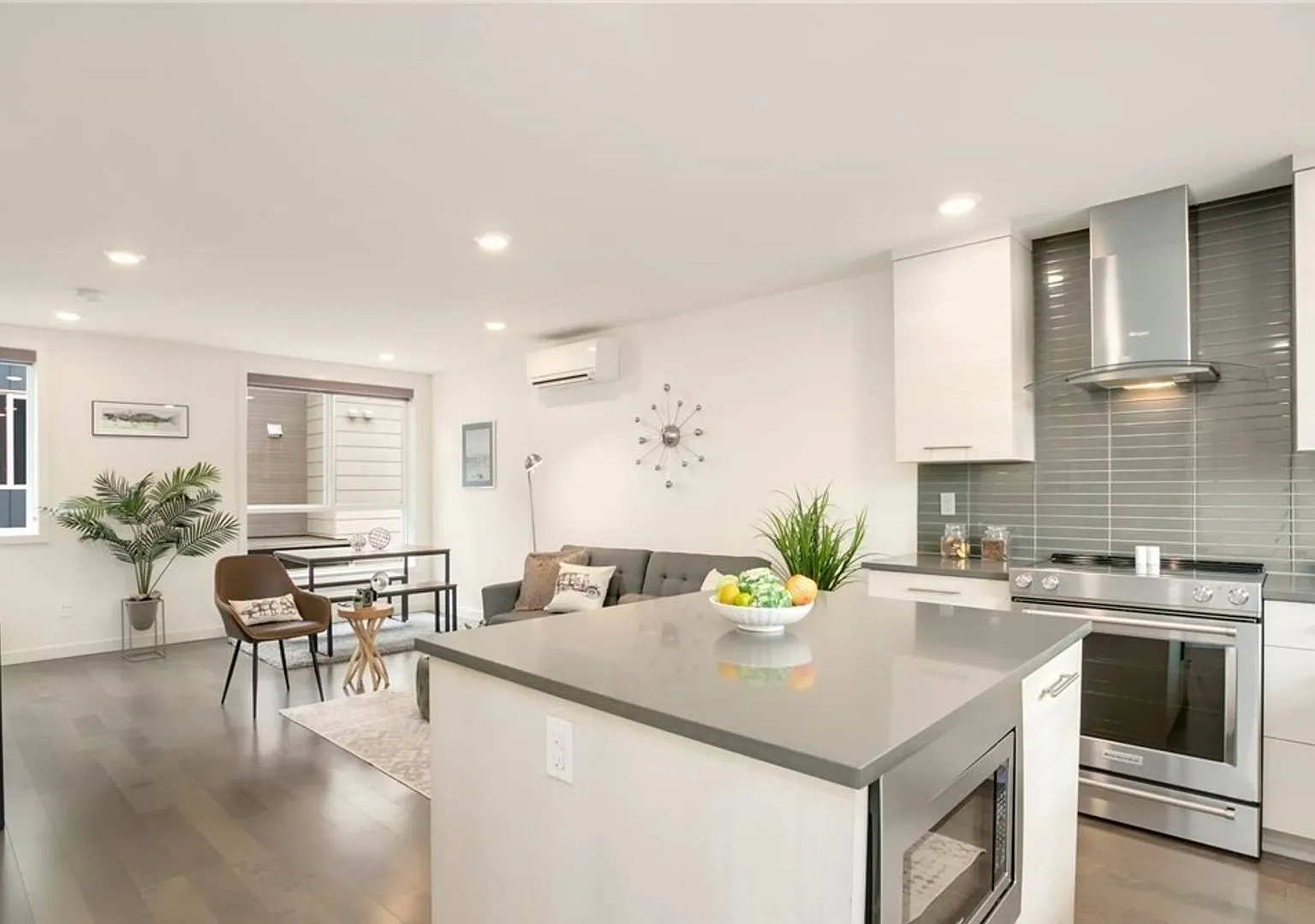 Spacious 4-Bedroom, 3-Bathroom Townhome in West Seattle — Photo 4