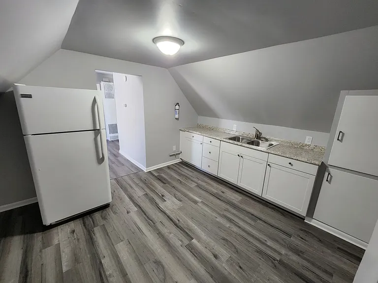 204 N Military Rd — Photo 5
