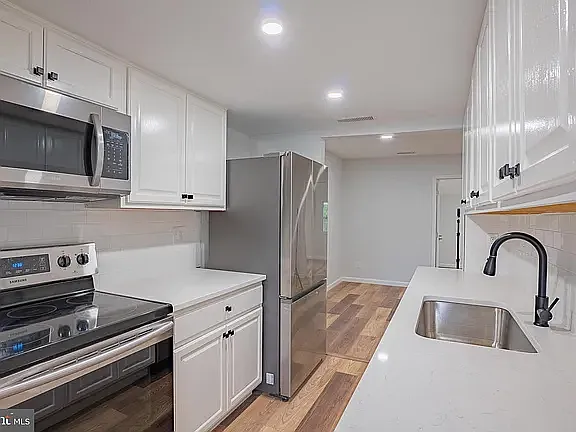 4 bed, 2.5 bath, 1595 sqft, $2,500 — Photo 3