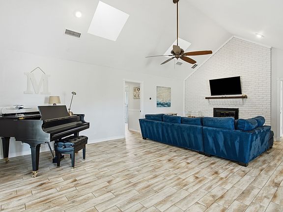 5th image of 13017 Hillcrest Blvd