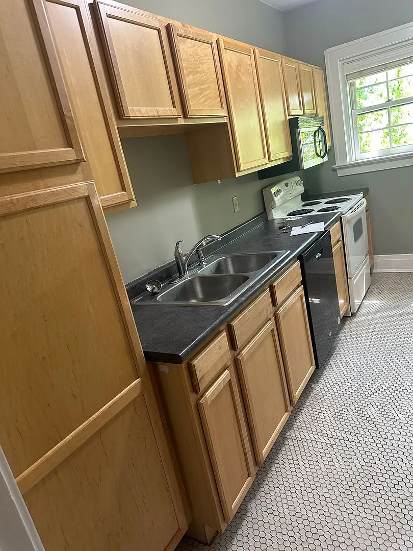 College Street Apartments — Photo 2
