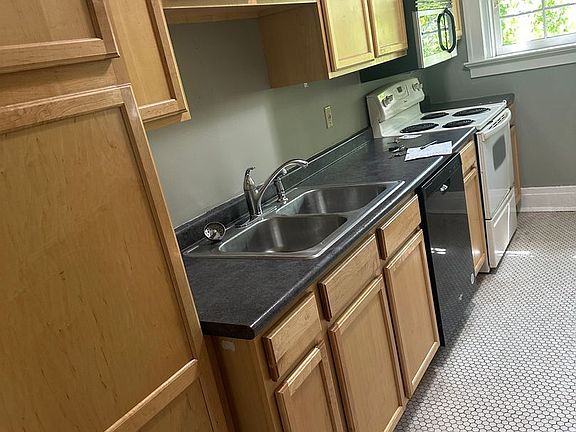 2nd image of 1041 College St N APT 1