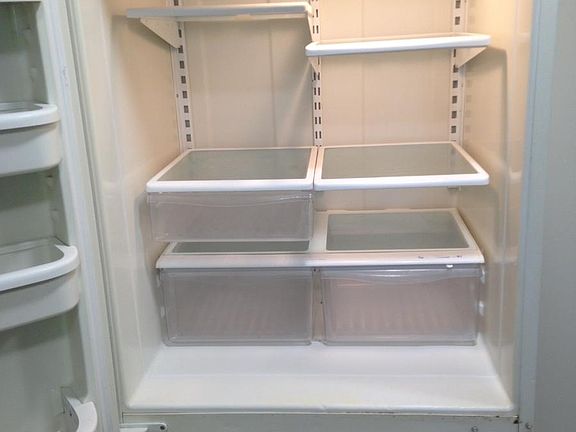 Refrigerator with ice maker