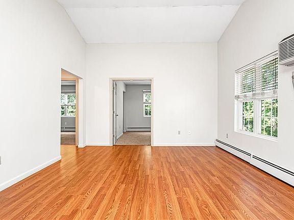 4th image of 565 Quaker Ln APT 122