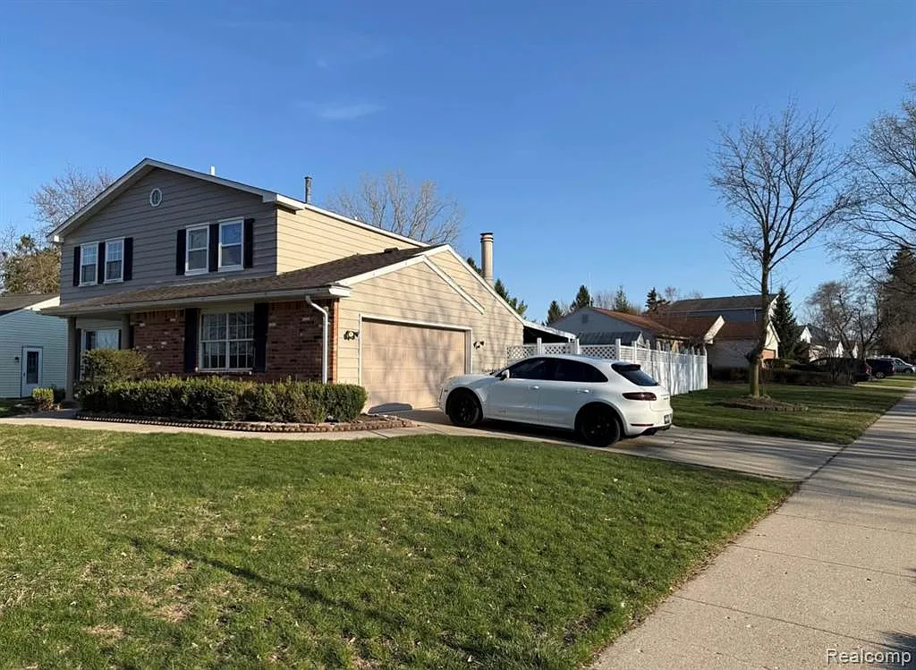 4 bed, 2.5 bath, 1735 sqft, $3,300 — Photo 2