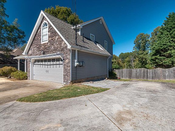 3rd image of 2221 Chimney Hills Dr