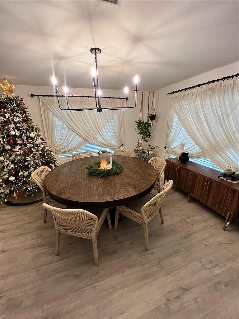4 bed, 3.0 bath, 2728 sqft, $4,650 — Photo 2