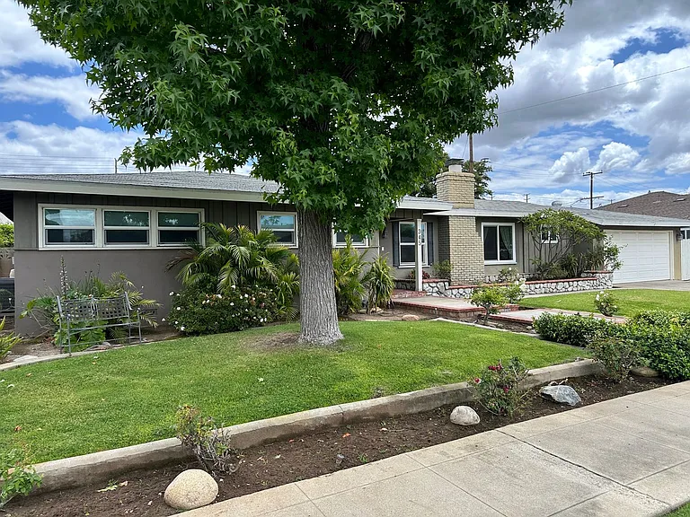 345 N Shattuck Pl — Photo 2