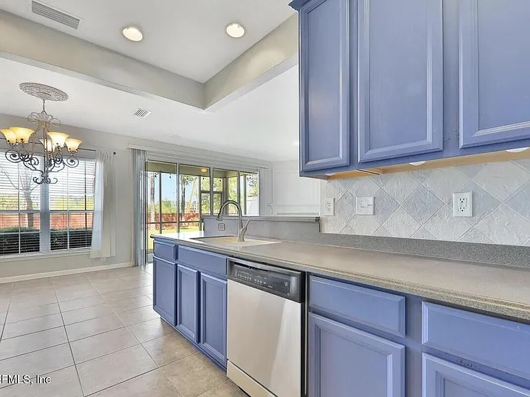11225 N Castlemain Cir — Photo 16