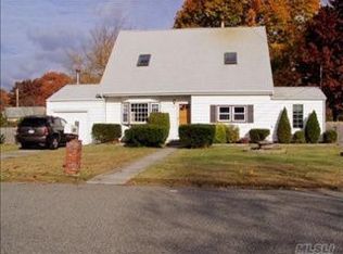 937 Nemeth St, Bohemia, NY 11716