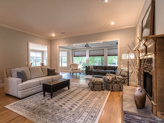 4th image of 228 Broadlands Dr
