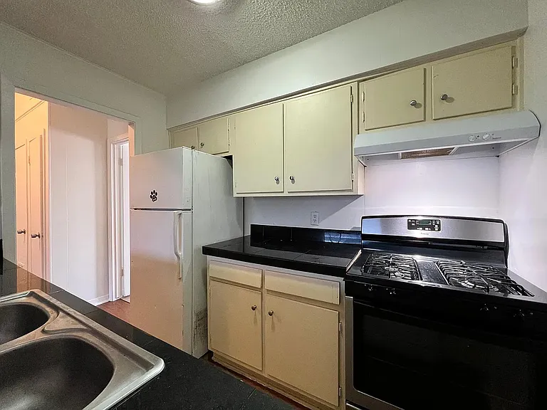 612 W 51st St #103 — Photo 7
