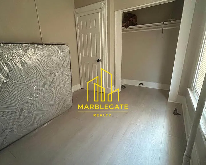 240 William St #11 — Photo 4