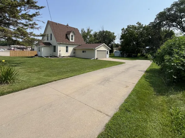 402 3rd Ave NW, Dodge Center, MN 55927